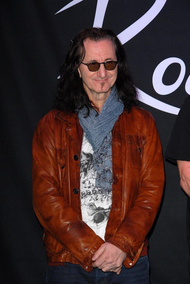 los angeles, 20. nov - geddy lee von rush bei der zeremonie, bei der rush in den rockwalk des guitar center am 20. november 2012 in los angeles, ca foto