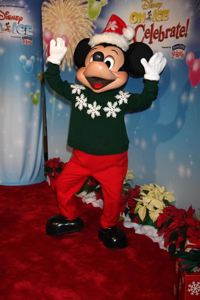 los angeles, 11. dezember - mickey mouse beim disney on ice-empfang auf dem roten teppich im klammerzentrum am 11. dezember 2014 in los angeles, ca foto