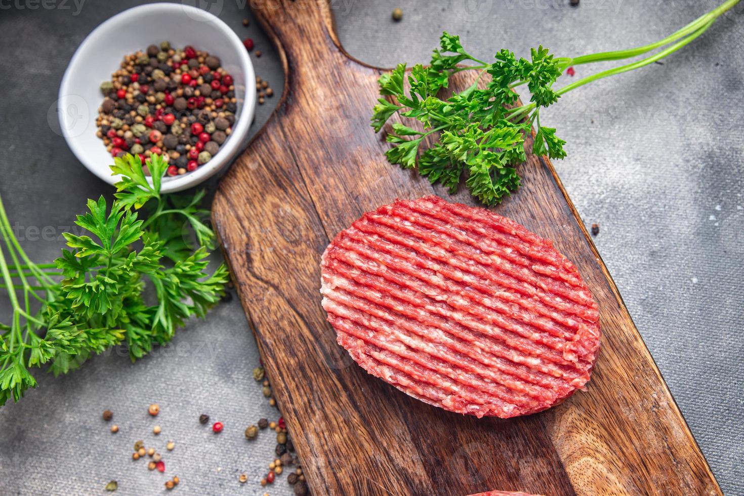 rohes Schnitzel Burger Rindfleisch Schweinefleisch frisches Gericht gesunde Mahlzeit Lebensmittel Snack Diät auf dem Tisch Kopie Raum Lebensmittelhintergrund rustikale Draufsicht foto