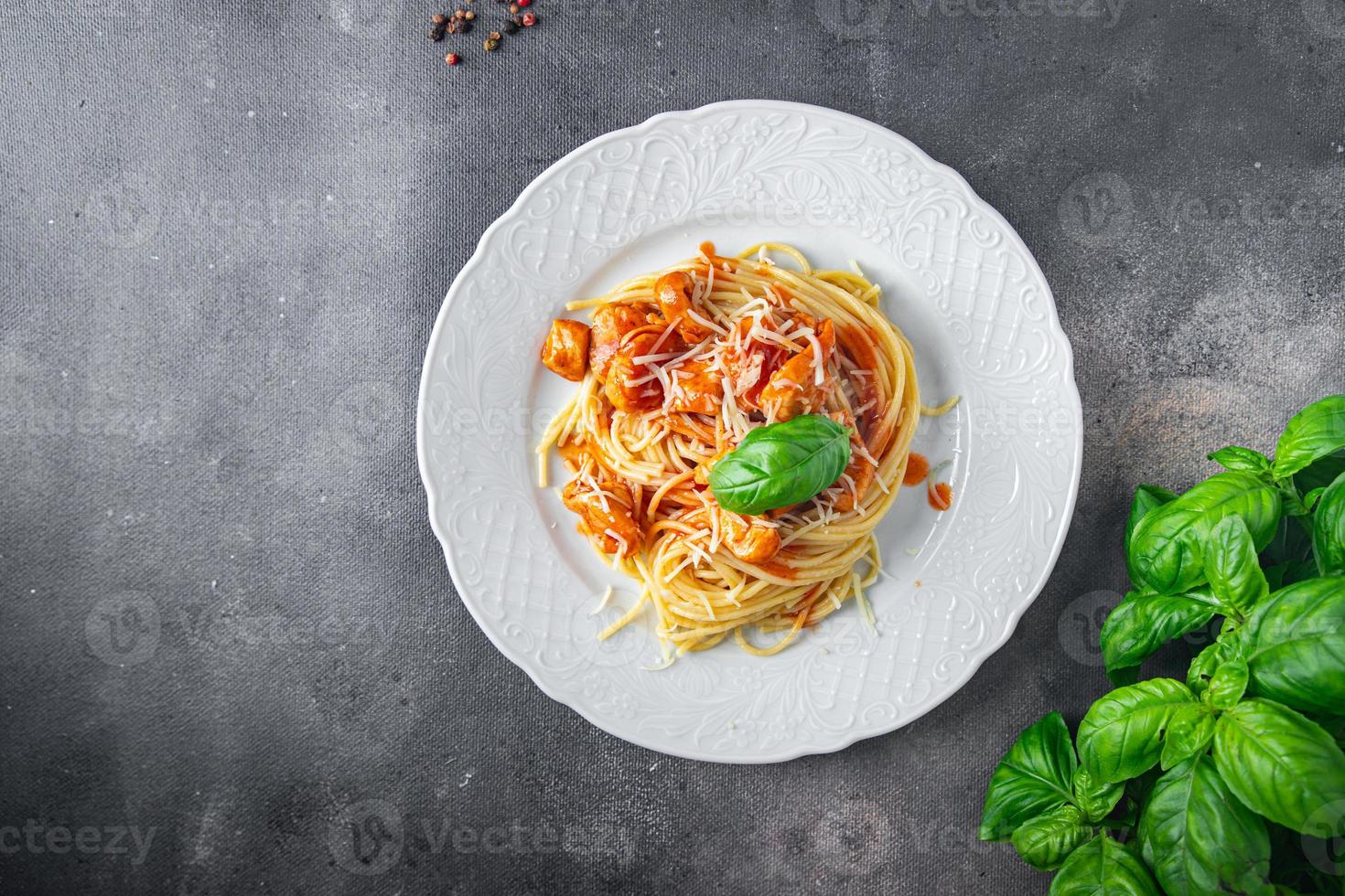 Spaghetti Nudeln Hähnchen Tomatensauce frische gesunde Mahlzeit Lebensmittel Snack Diät auf dem Tisch Kopie Raum Lebensmittel Hintergrund rustikal Draufsicht foto