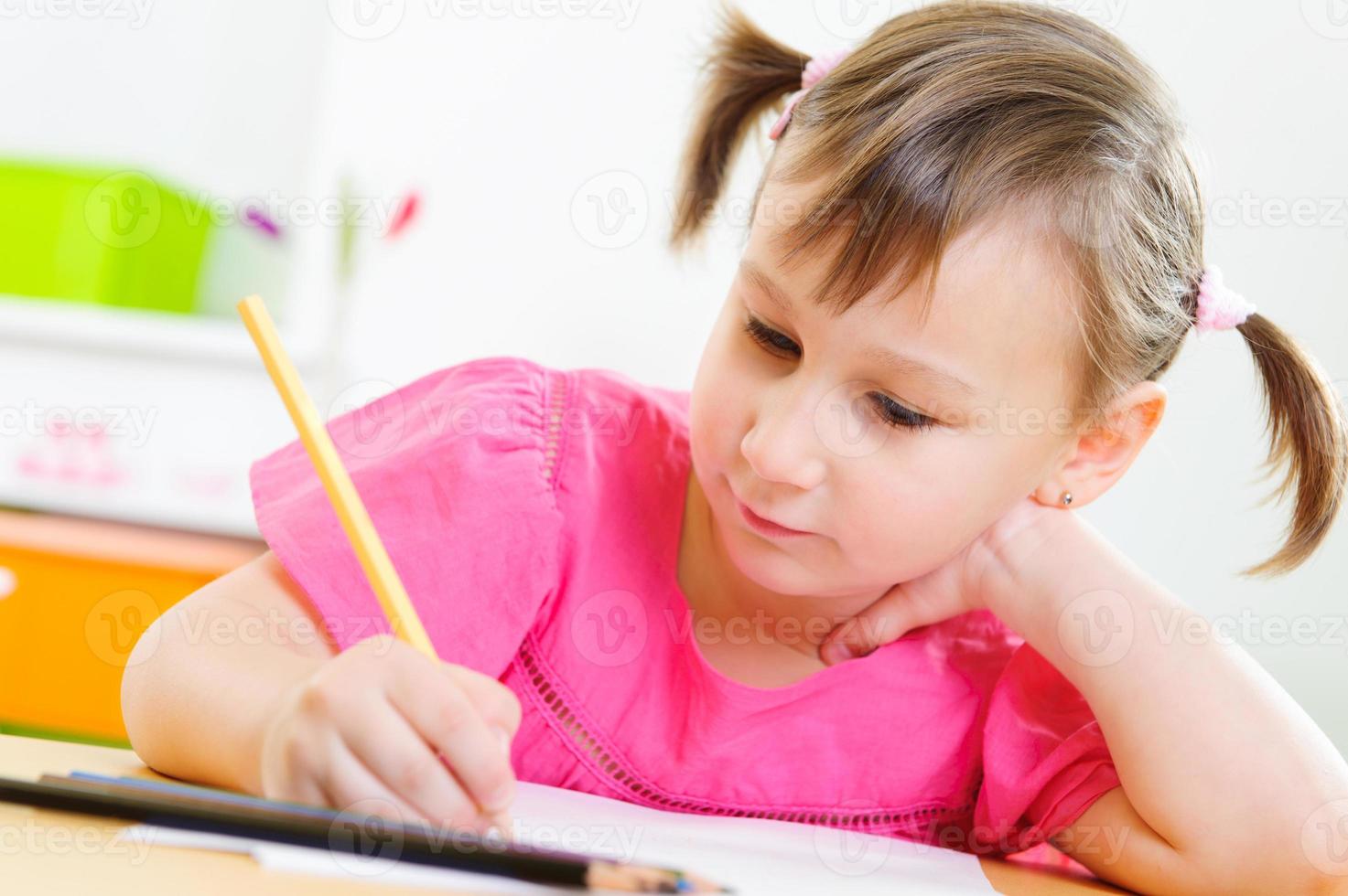 süßes kleines Mädchen lernen zu Hause foto