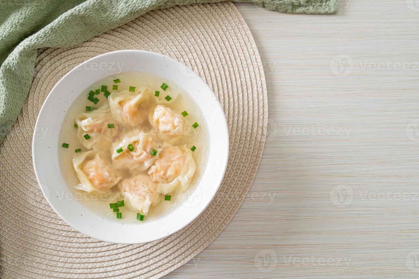 Garnelenknödelsuppe in weißer Schüssel foto