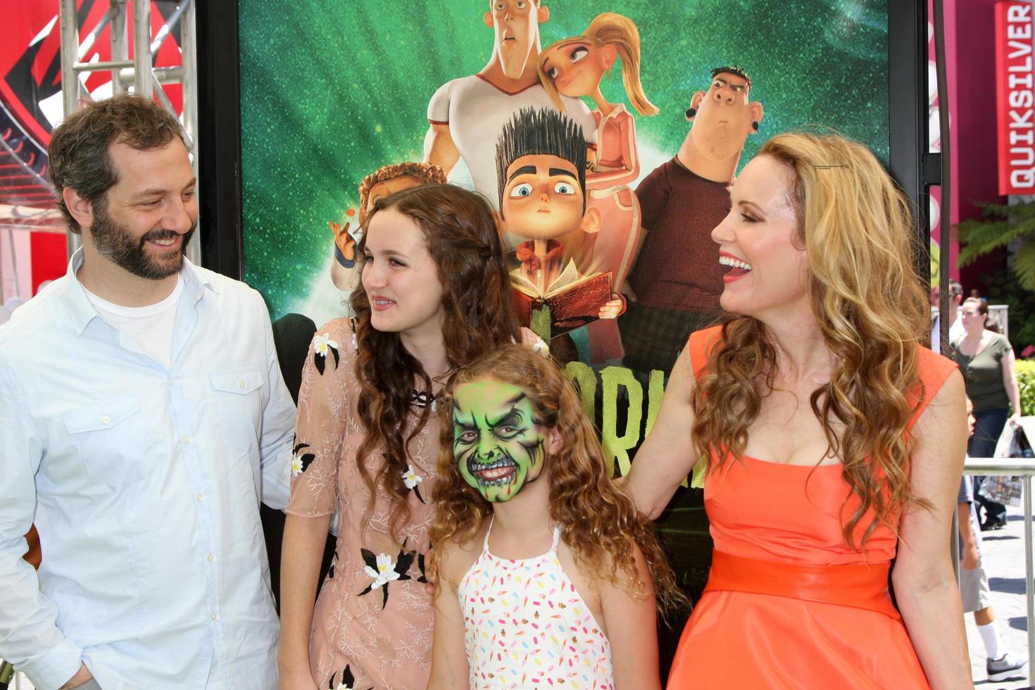 los angeles, 5. aug - judd apatow, maude apatow, iris apatow, leslie mann kommt zur paranorman-premiere beim universal citywalk am 5. august 2012 in universal city, ca foto