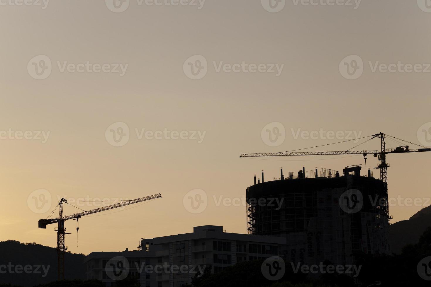 Baukräne bei Sonnenuntergang foto