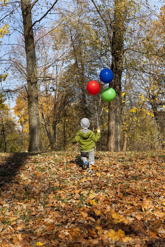 ein Kind mit Luftballons foto