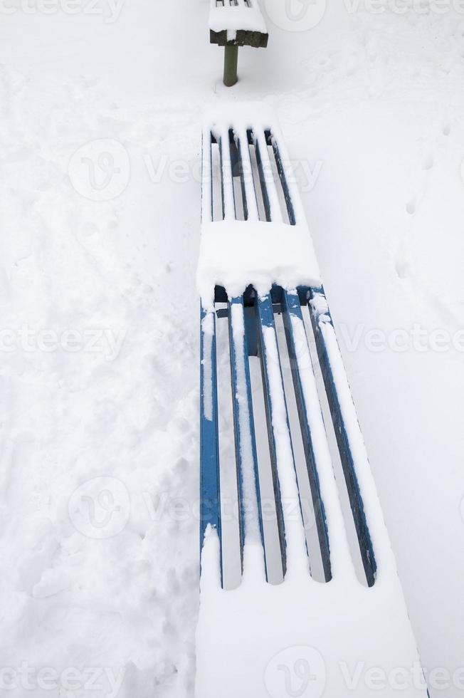 schneebedeckte alte Holzbank foto