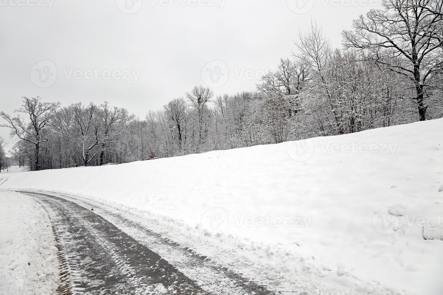 die winterstraße - die kleine straße, die mit schnee bedeckt ist. Wintersaison foto