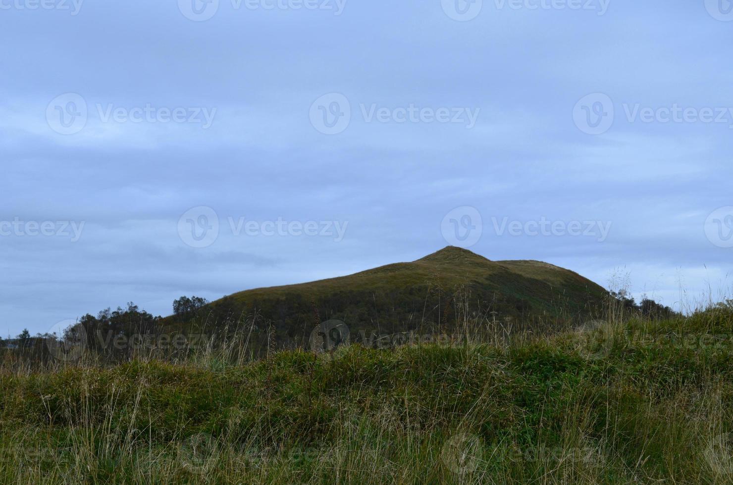 hübsche Landschaft mit langem Gras in Schottland foto