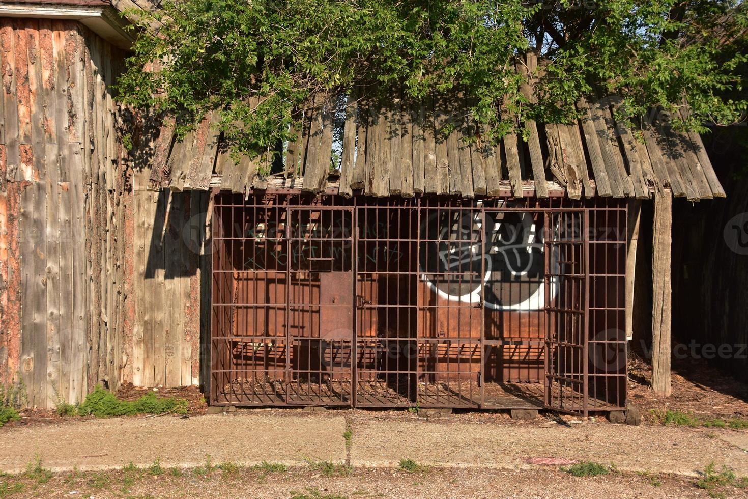 verrostete Gefängniszelle in einer Geisterstadt foto