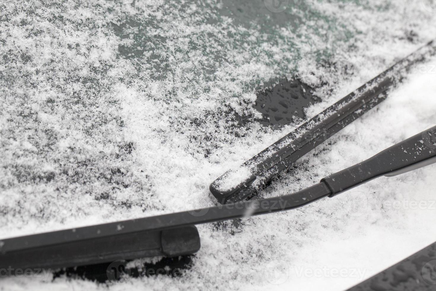 Schnee bedeckt Auto Windschutzscheibe, Scheibenwischer und Motorhaube  32896173 Stock-Photo bei Vecteezy