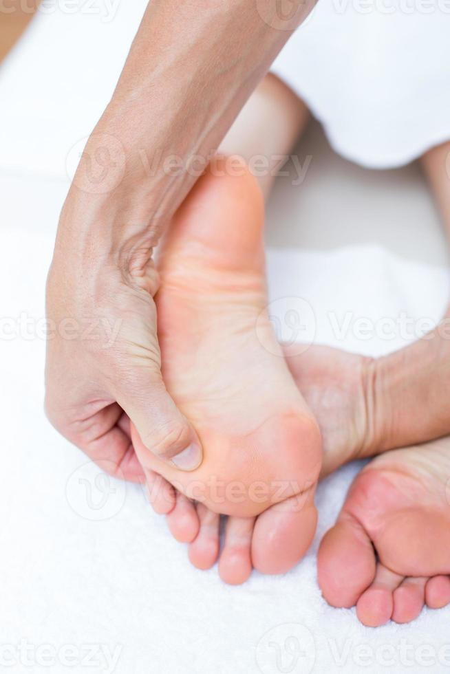 Physiotherapeut macht Fußmassage foto