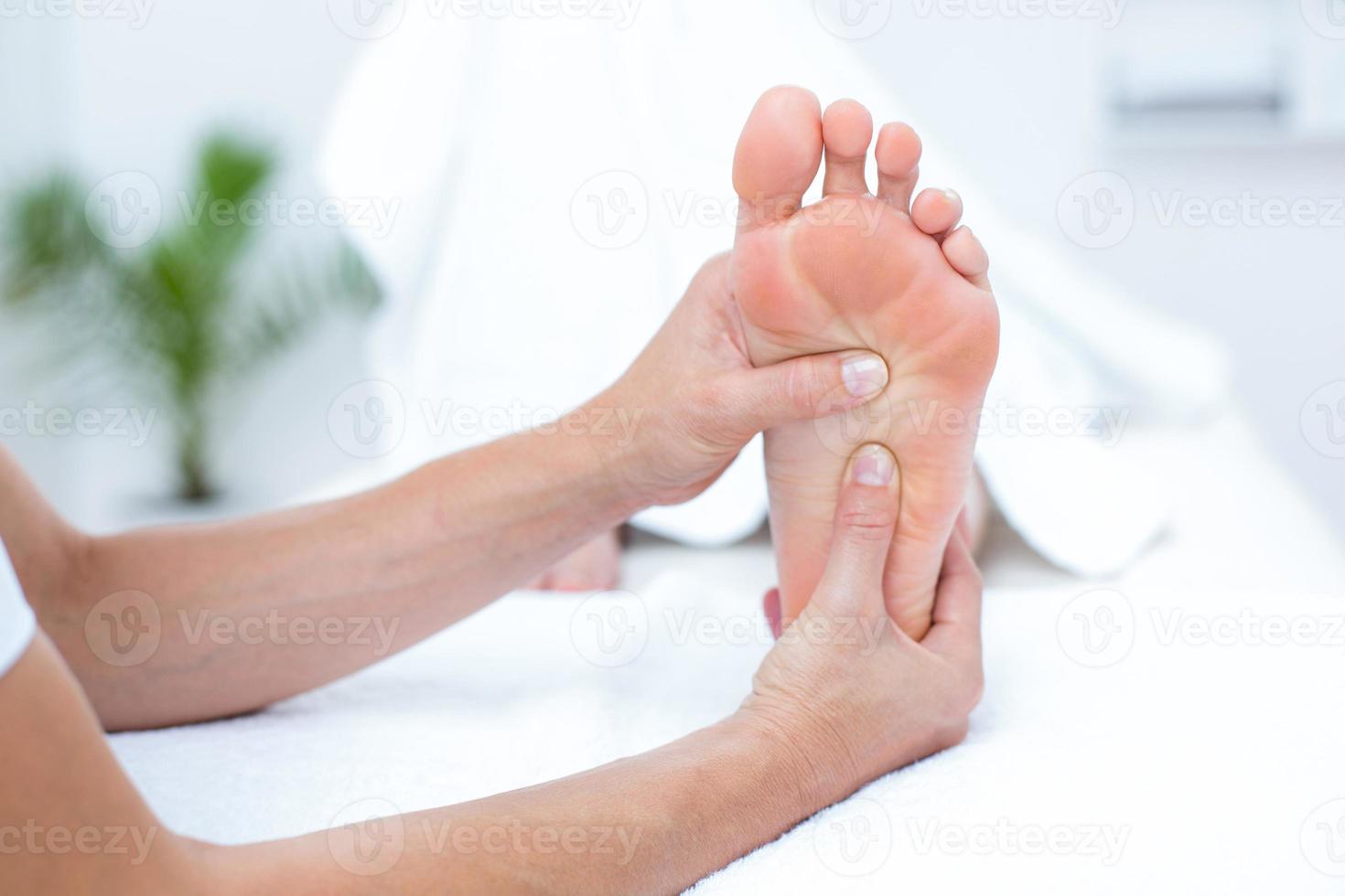Physiotherapeut macht Fußmassage foto