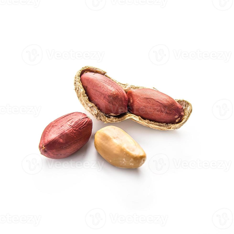 Erdnüsse, isoliert auf weiss foto