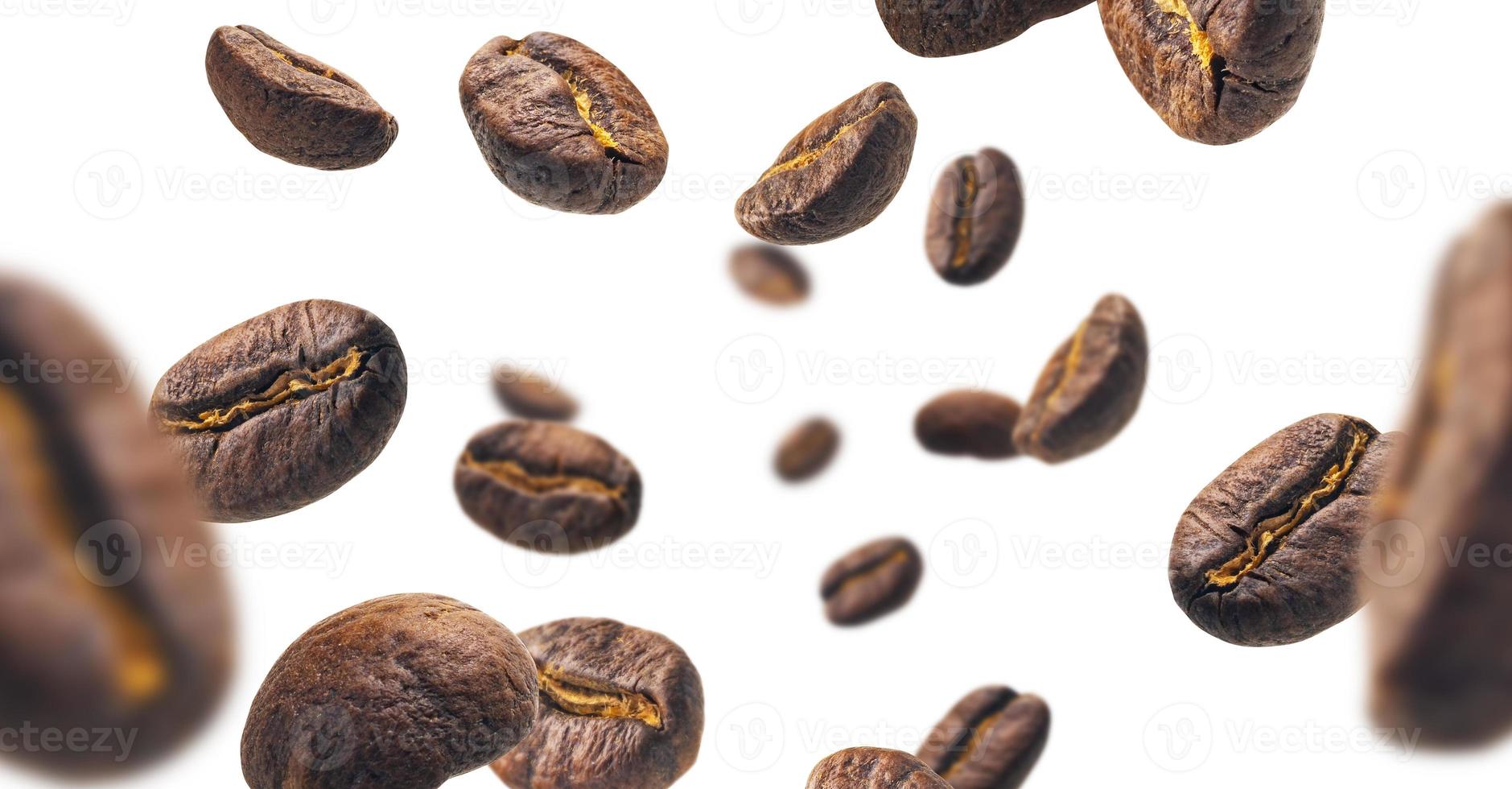 Kaffeebohnen schweben auf weißem Hintergrund foto