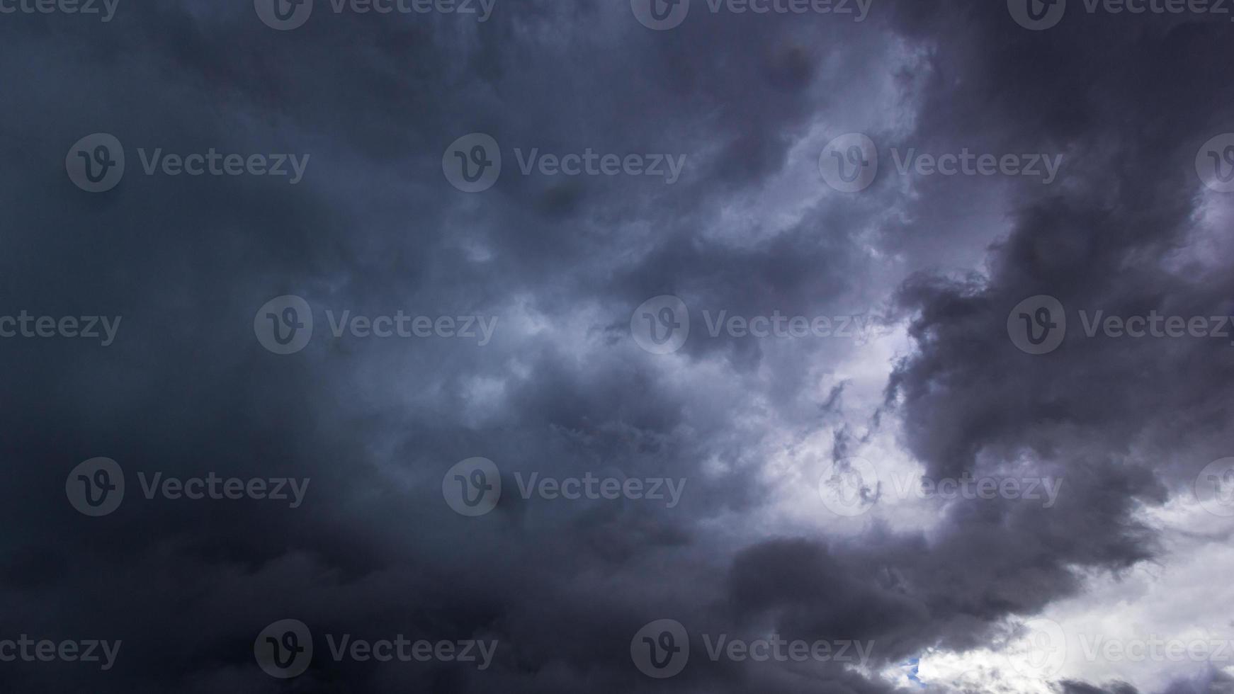 der dunkle himmel mit zusammenlaufenden schweren wolken und einem heftigen sturm vor dem regen. schlechter wetterhimmel. foto