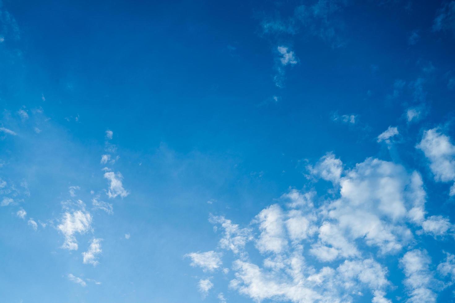 blauer Himmel mit weißen Wolken. an einem klaren Tag foto