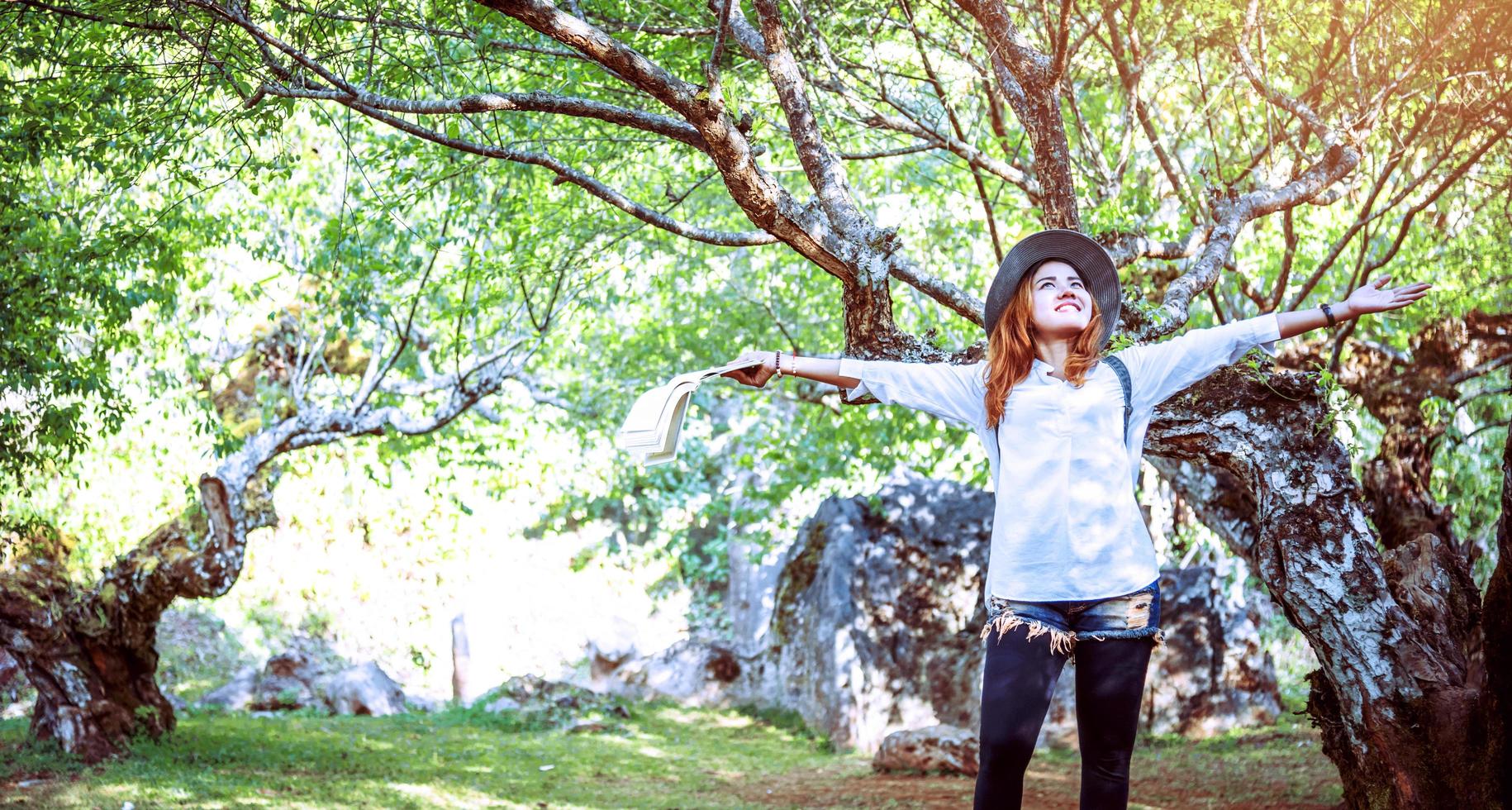 asiatische frau reisen natur. Reisen entspannen. Lesebuch über das im Park. im Sommer. foto