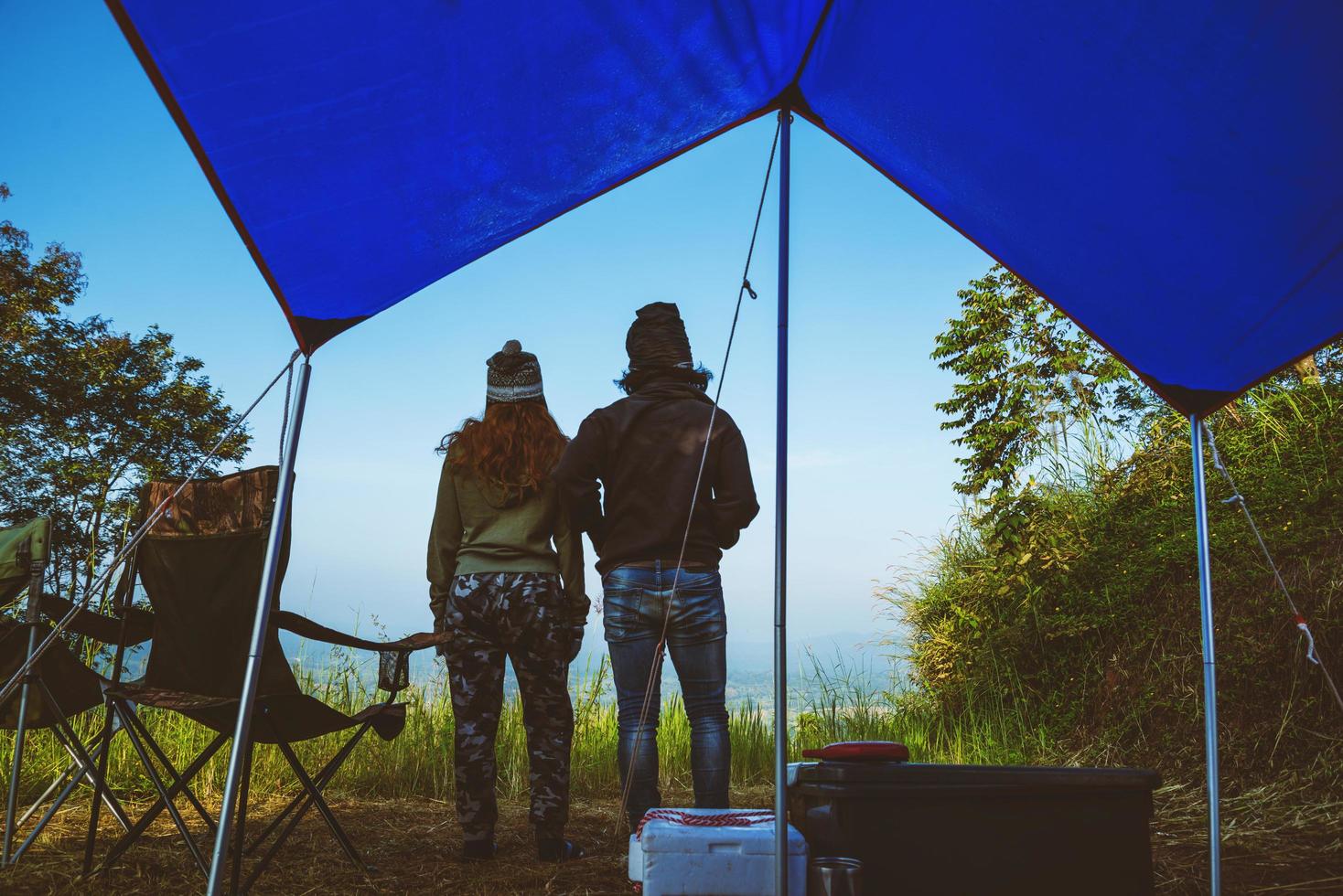 Pärchen reisen Camping Zelt in den Urlaub. Flitterwochenpaare reisen glücklich und genießen eine wunderschöne Natur auf dem Gipfel des nebligen Berges. foto