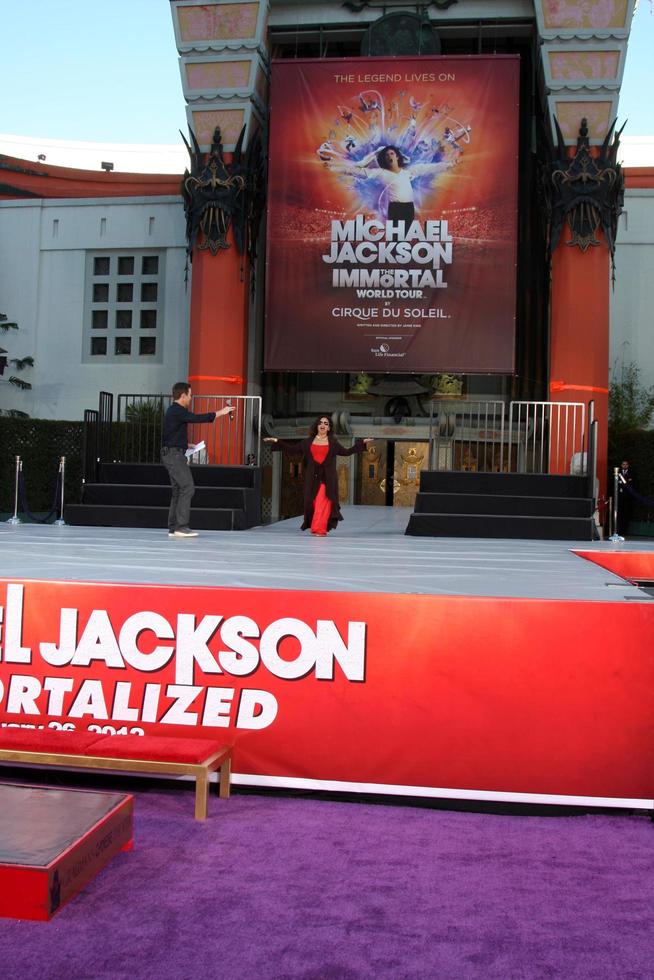 los angeles, 26. jan - debbie allen stellt ihre tänzer bei der michael jackson unsterblichen hand- und fußabdruckzeremonie im graumans chinese theater am 26. januar 2012 in los angeles, ca foto