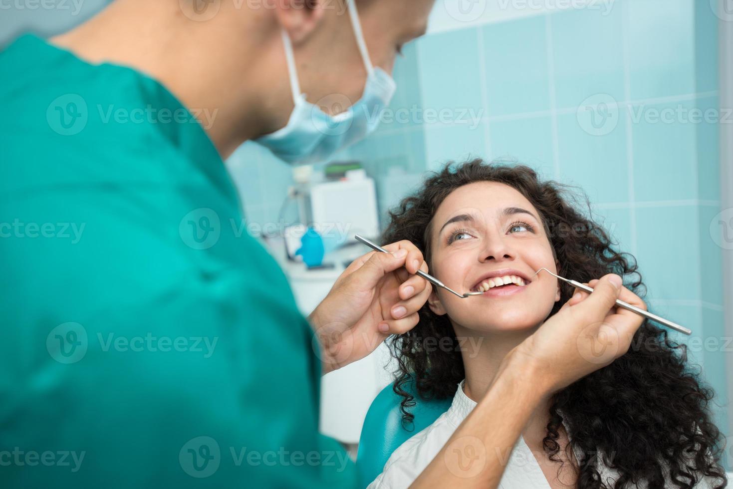 lächelnde Frau beim Zahnarzttermin foto