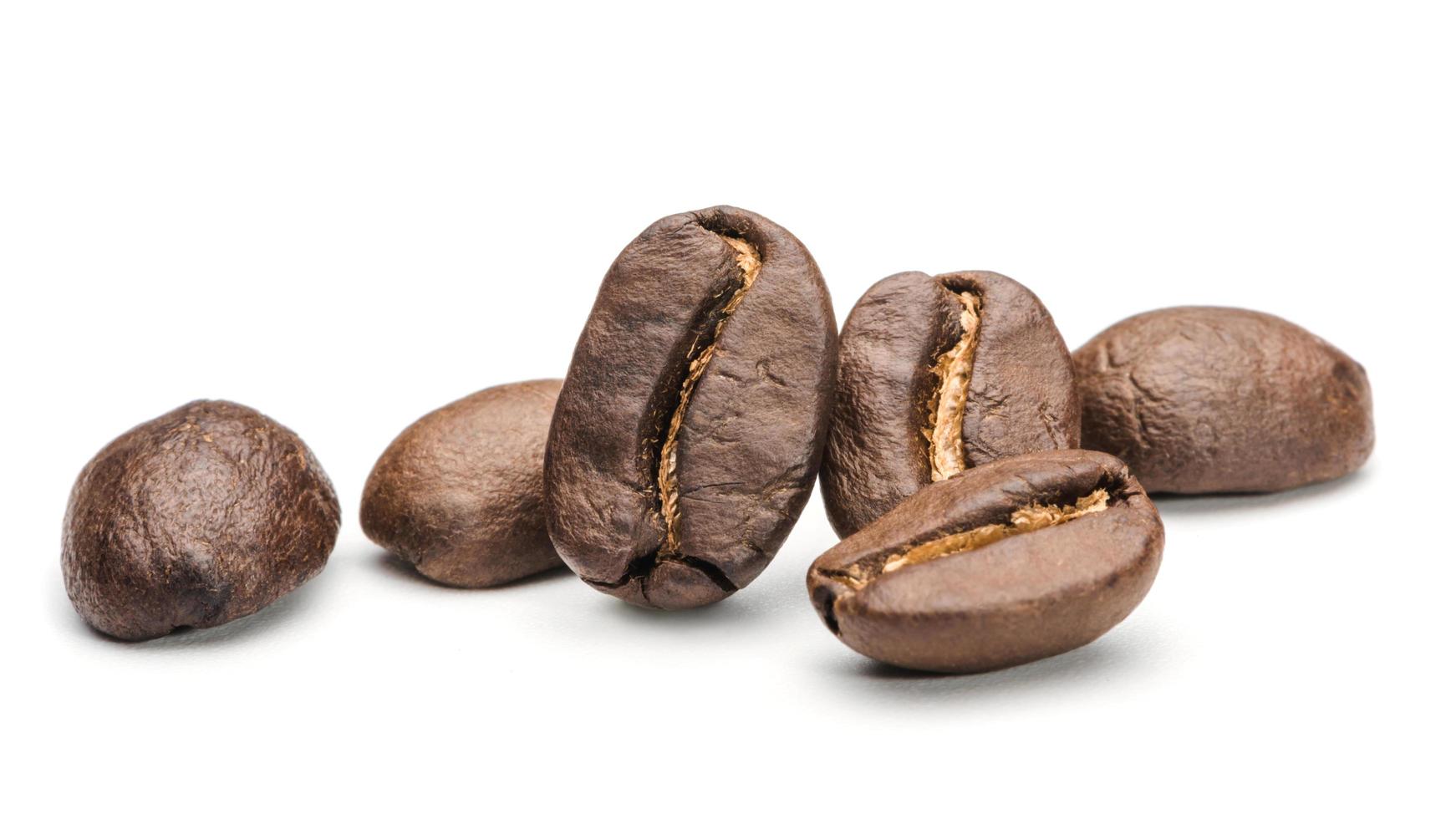 Satz von frisch gerösteten Kaffeebohnen isoliert auf weißem Hintergrund. Kaffeebohnen Nahaufnahme Espresso dunkel foto