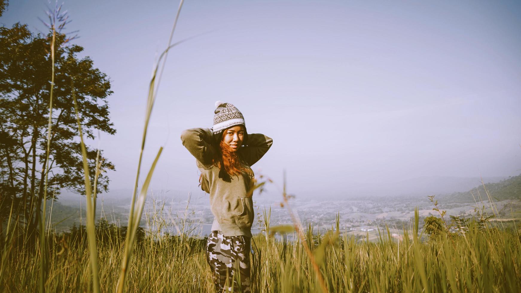 asiatische frau reise natur in der grünen bergkette des urlaubs. Reisen entspannen. foto