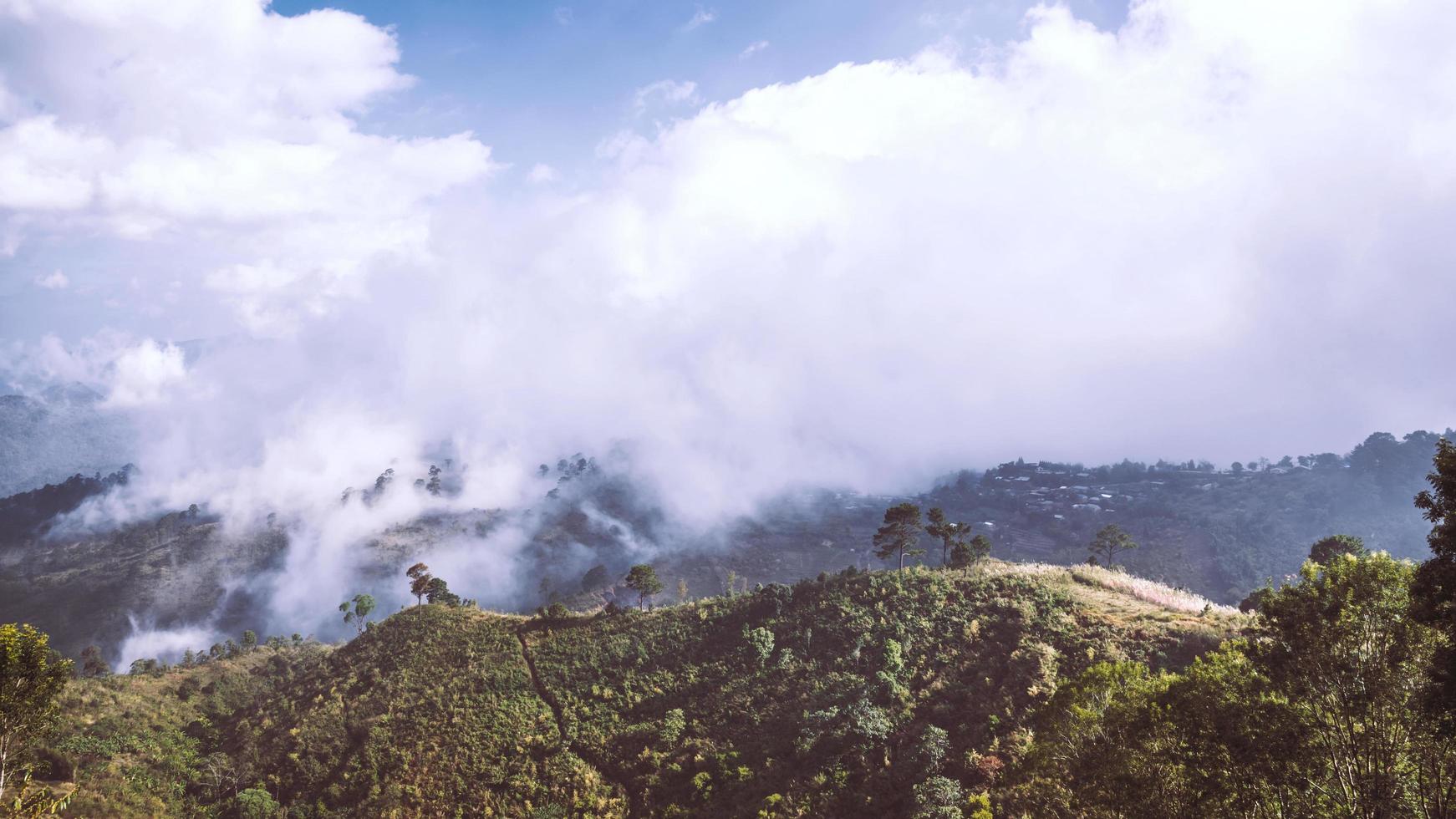 Nebel über den Bergen. bei Regenwetter auf dem Land. gefüllt mit grünen Bäumen und wunderschöner Natur. foto