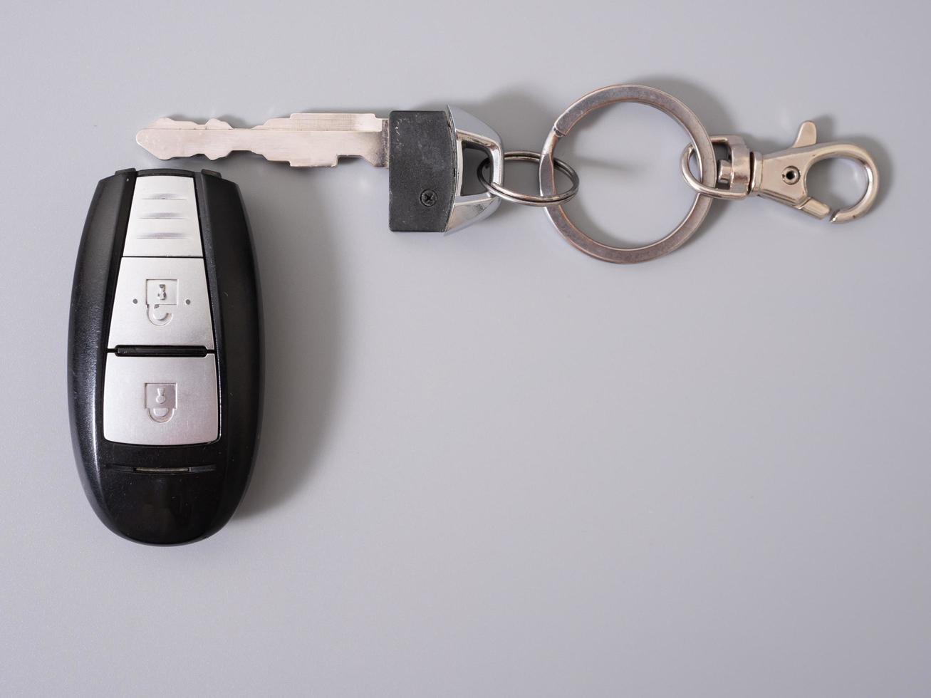 Autoschlüssel mit Fernbedienung isoliert auf grauem Hintergrund. foto
