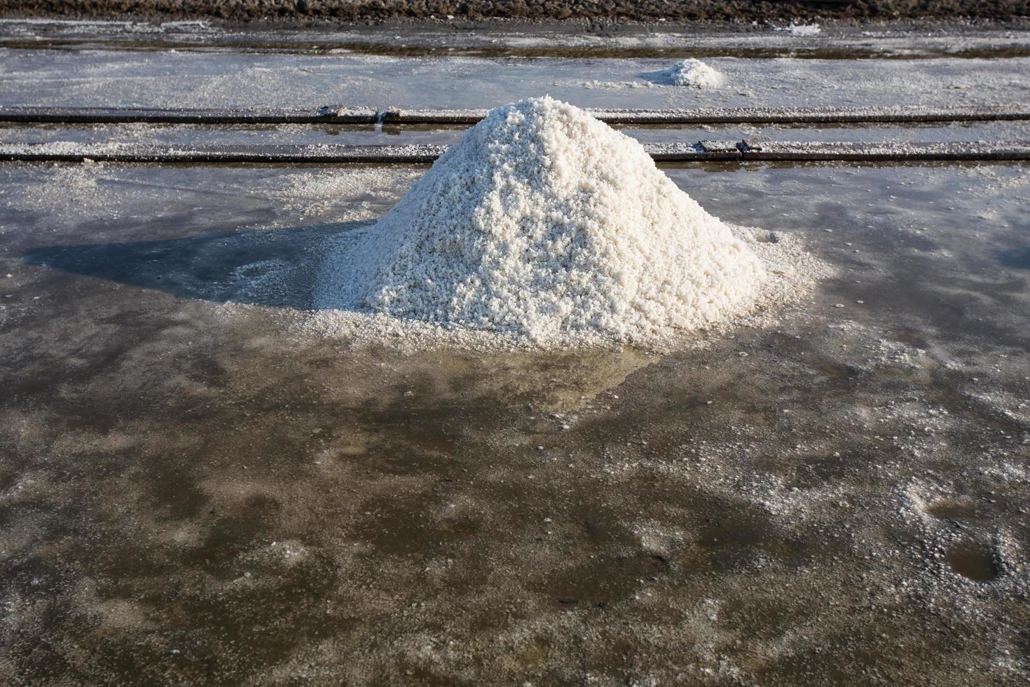 Naklua Salzmasse in der Salzfarm am Meer foto