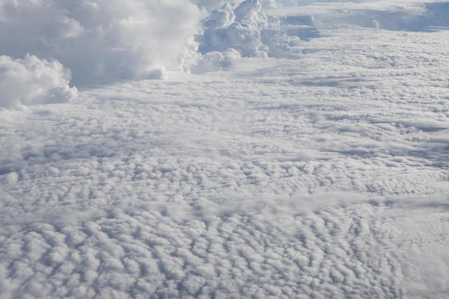 Wolken und blauer Himmel vom Flugzeug aus gesehen foto