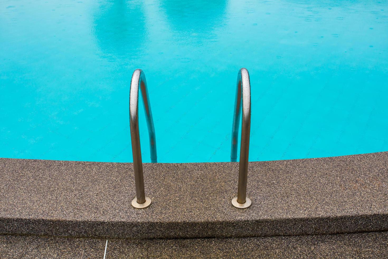 Schwimmbad mit Treppe im Hotel hautnah foto