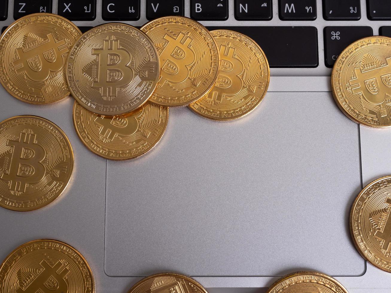 bitcoin-cash digitale kryptowährung auf notebook foto