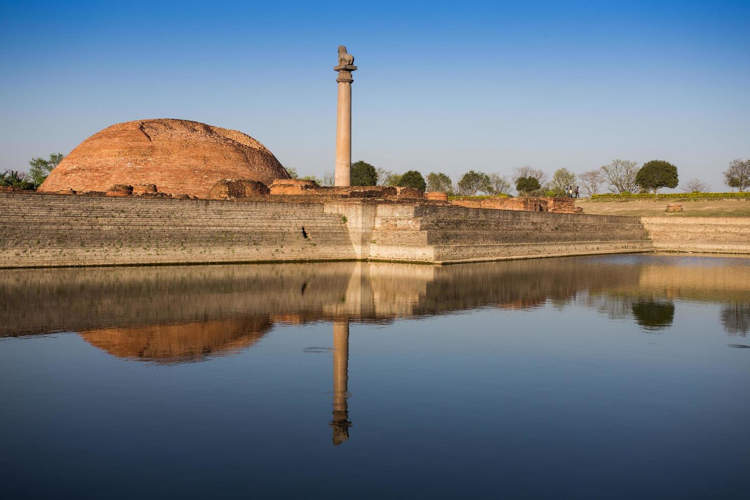 Ananda Stupa und Ashoka-Säule foto