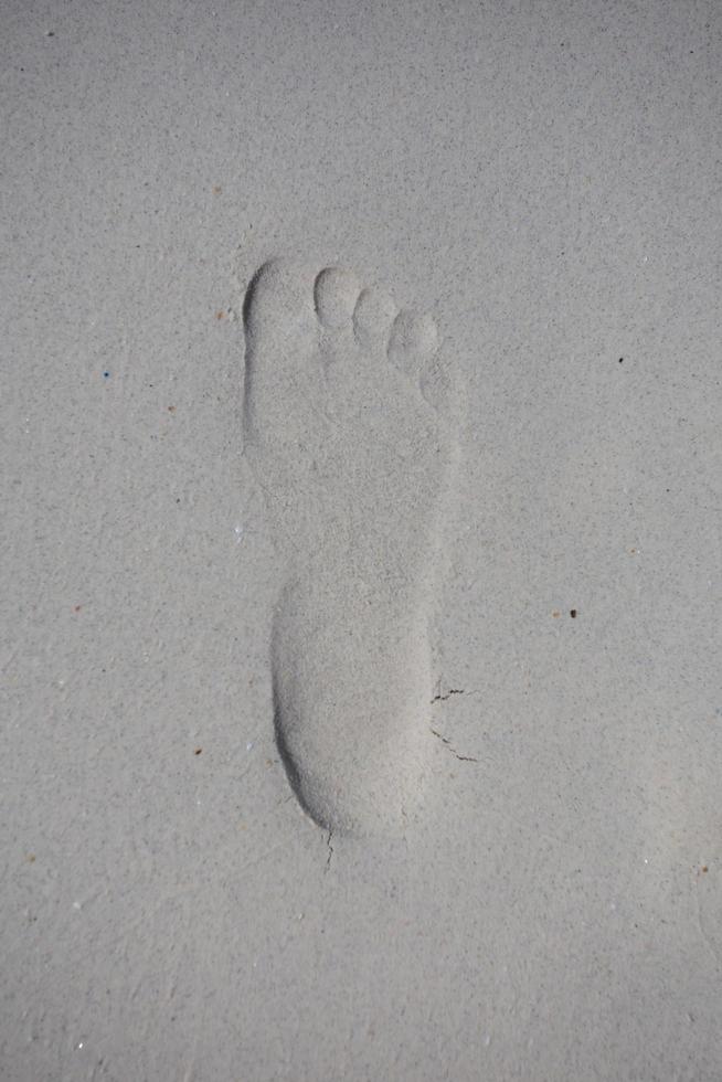 einzelner Fußabdruck am Sandstrand foto