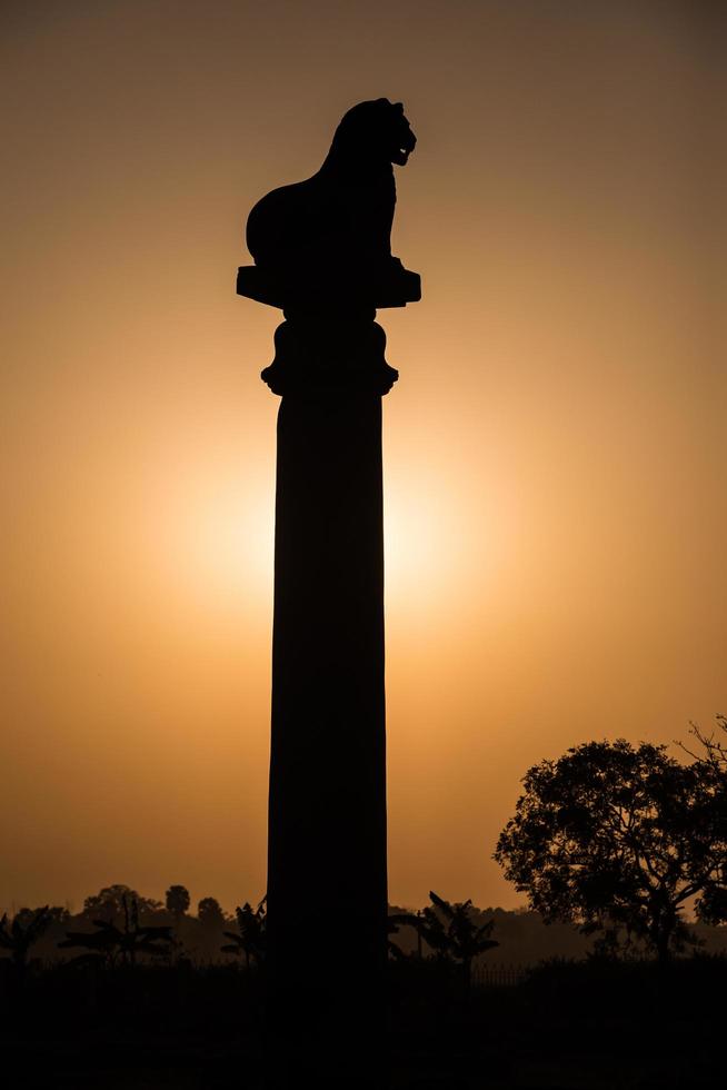 sonnenuntergang ashoka-säule bei kutagarasala foto