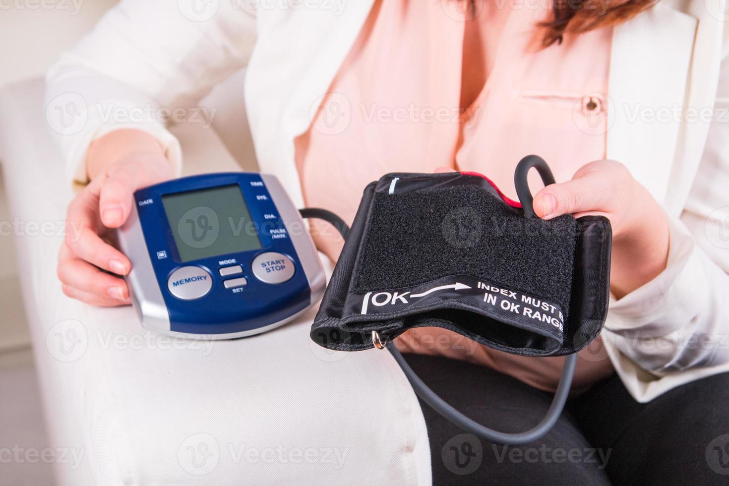 Blutdrucktest in der Arztpraxis foto