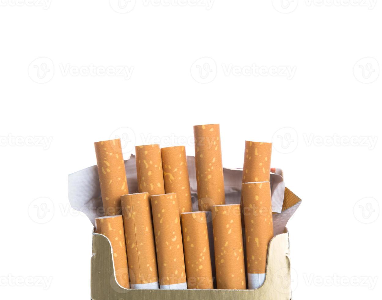 Schachtel Zigaretten lokalisiert auf einem weißen Hintergrund foto