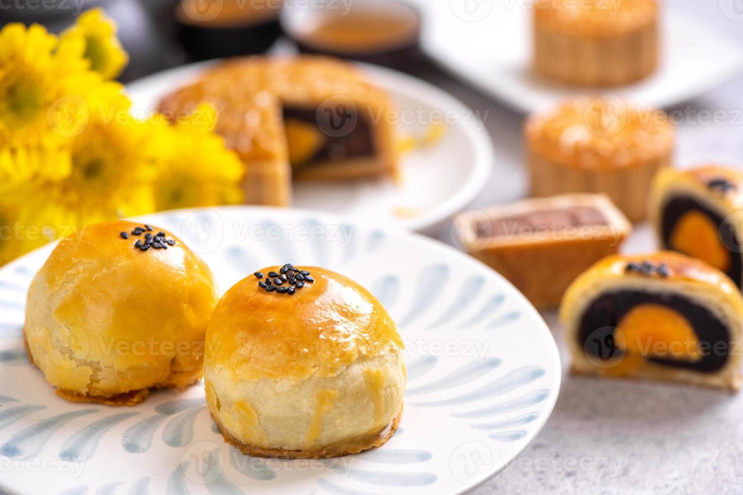 Lecker gebackener Eigelb-Gebäck-Mondkuchen für Mittherbstfest auf hellem Zementtischhintergrund. chinesisches traditionelles lebensmittelkonzept, nahaufnahme, kopierraum. foto