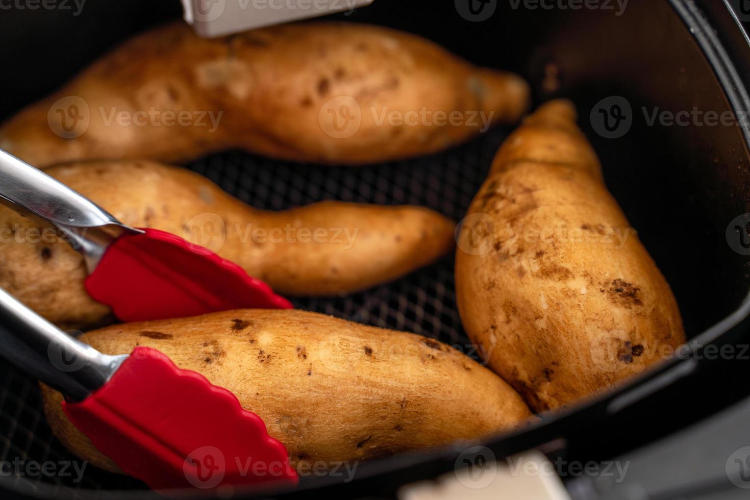 Geröstete Süßkartoffeln, die zu Hause im Airfryer zubereitet werden. gesundes essen für diätessen. foto