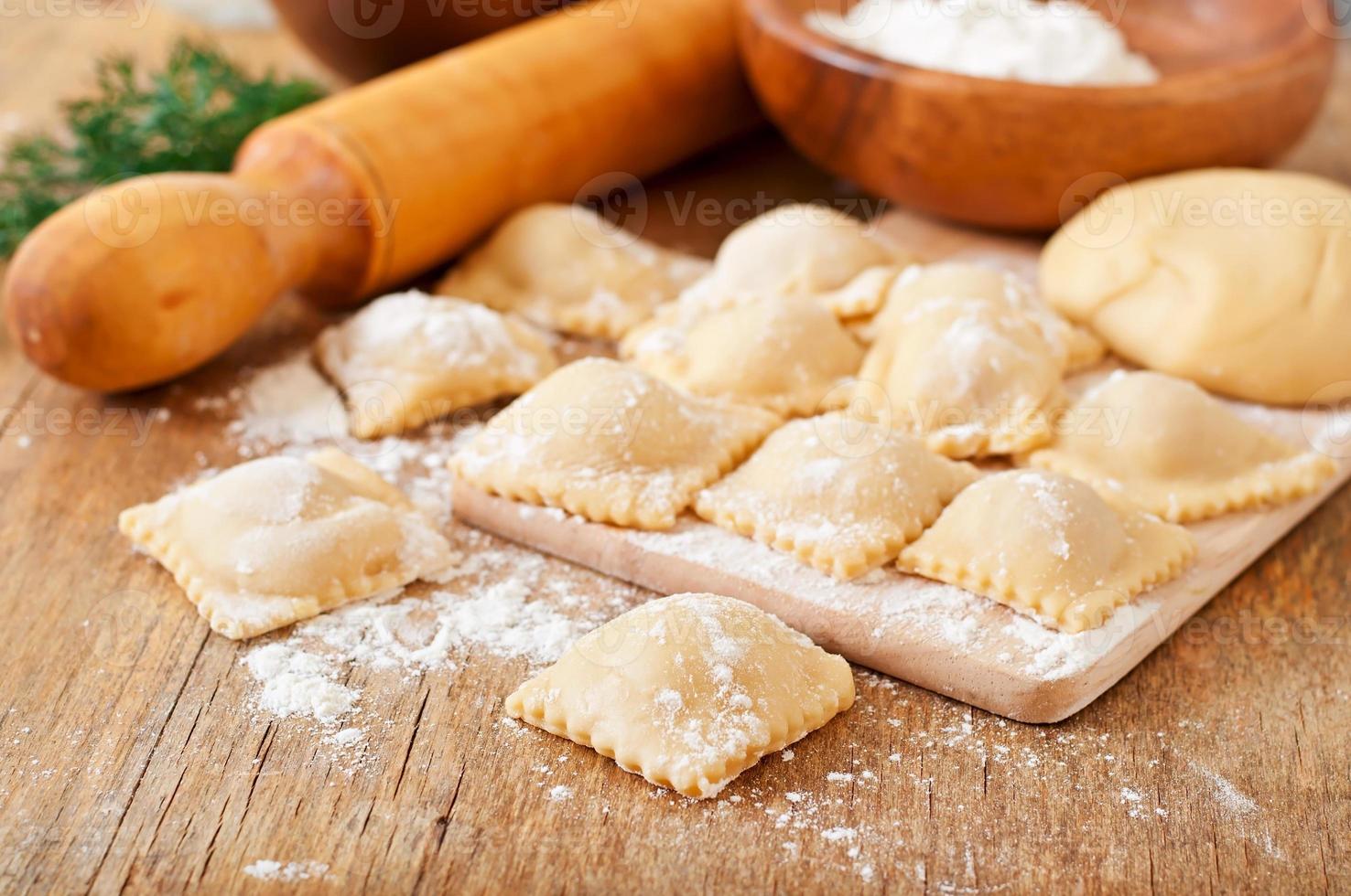 frisch zubereitete hausgemachte köstliche hausgemachte Ravioli mit einer Walze foto