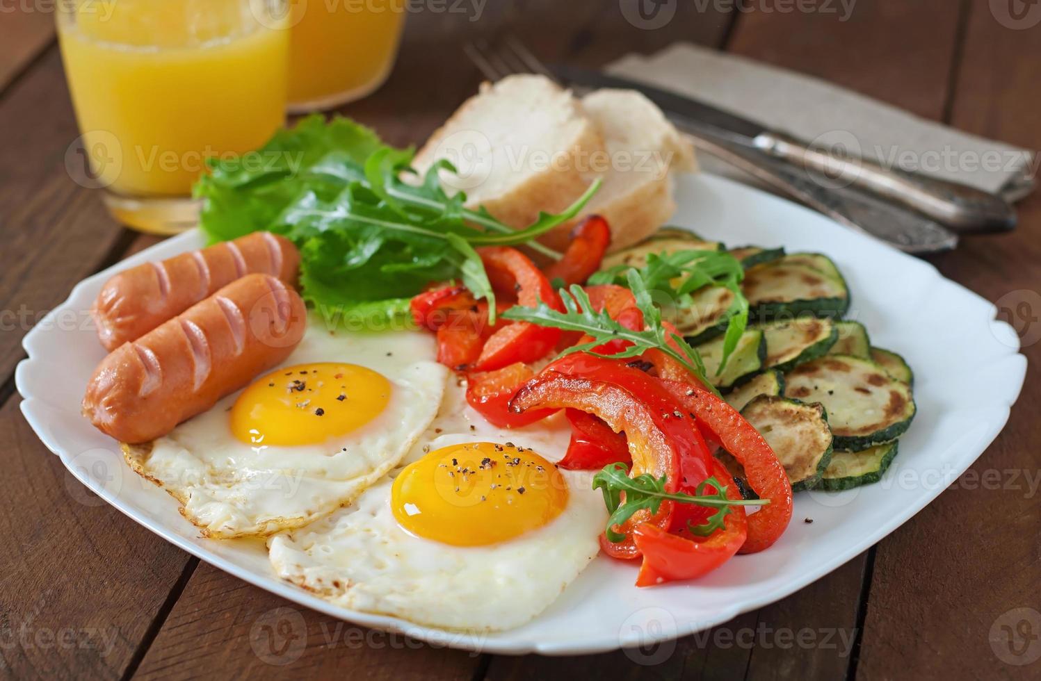 englisches Frühstück - Spiegeleier, Würstchen, Zucchini und Paprika foto