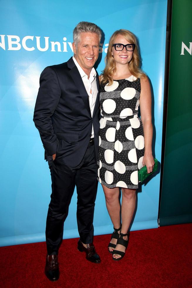 los angeles, aug 12 - donny deutsch, emily tarver bei der nbcuniversal 2015 tca sommerpressetour im beverly hilton hotel am 12. august 2015 in beverly hills, ca foto