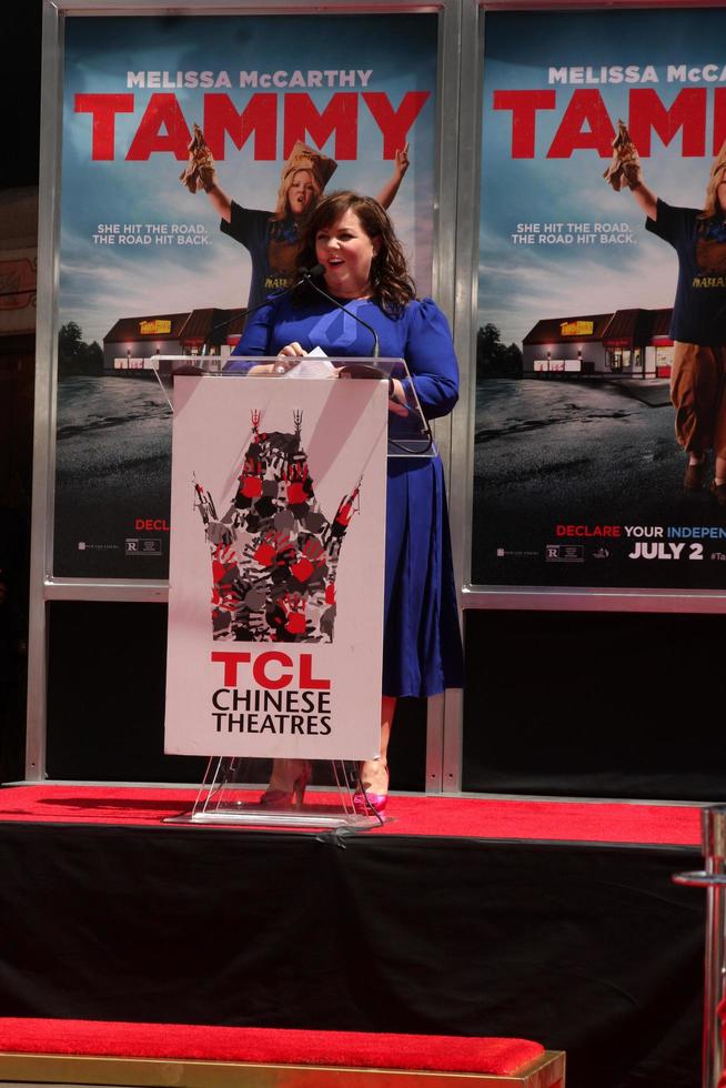 los angeles, 2. juli - melissa mccarthy bei der melissa mccarthy hand- und fußabdruckzeremonie im tcl chinese theater am 2. juli 2014 in los angeles, ca foto