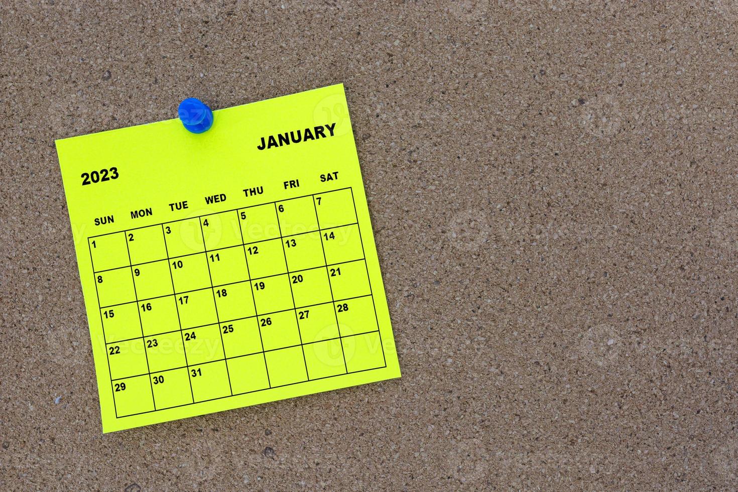 januar 2023 haftnotizkalender mit pin auf kork-bulletin-plakatwand. foto