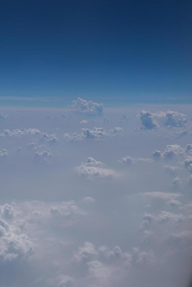 Wolken und blauer Himmel vom Flugzeug aus gesehen foto