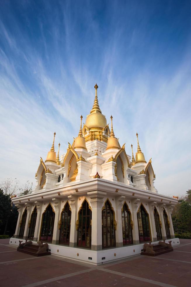 Pagode mit neun Spitzen, thailändischer Stil im thailändischen Tempel Kushinagar, Indien foto