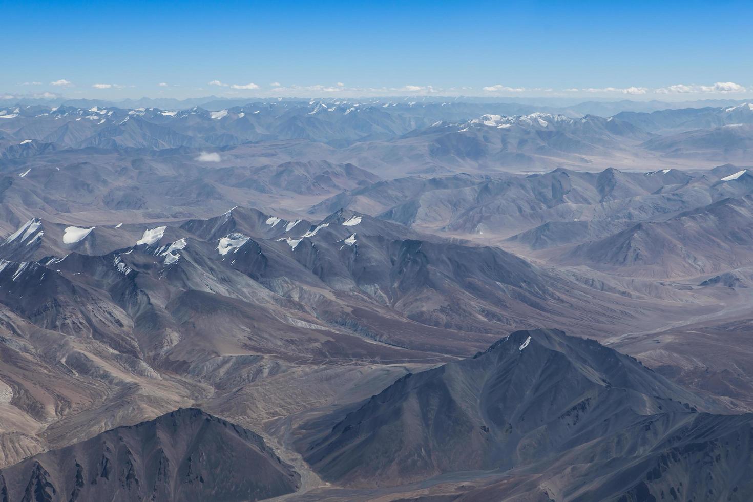 Himalaya-Berge unter Wolken foto
