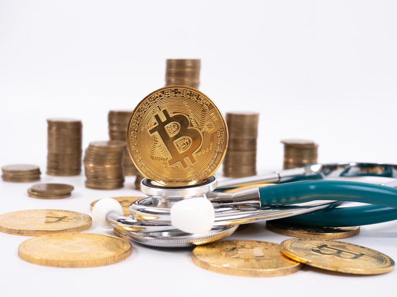 medizinisches konzept der kryptowährung mit einer goldbitcoinmünze foto