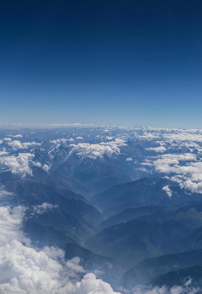 Himalaya-Berge unter Wolken foto