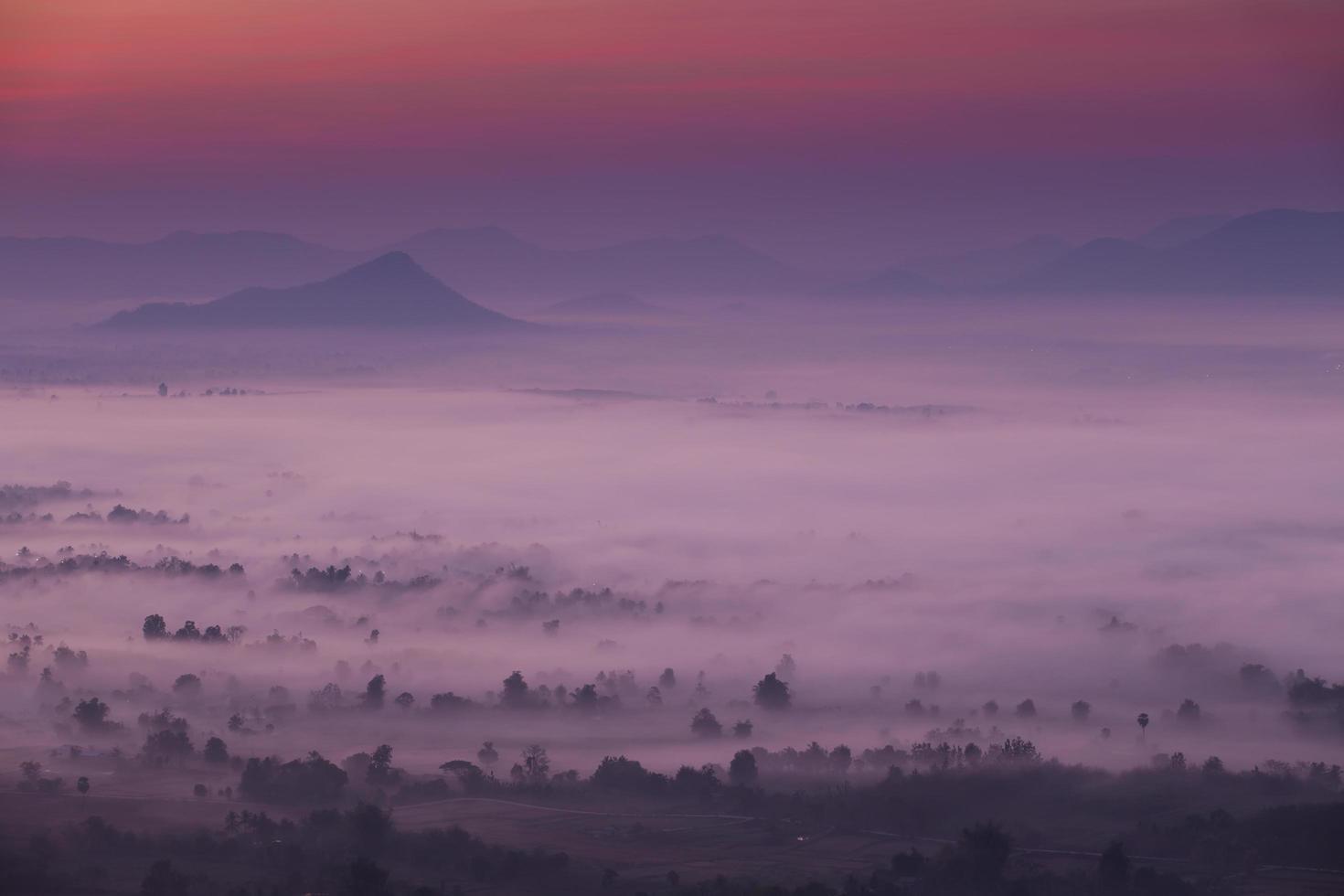 Nebel und Wolke Gebirgstal Sonnenaufgang Landschaft foto